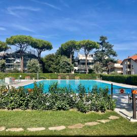Bilocale con balcone e piscina a Riccione