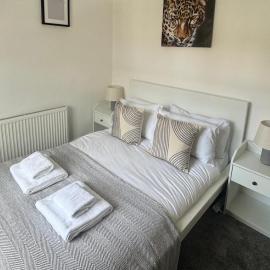 Simonside Apartment - Sleeps 6 - Pets Ok - Parking