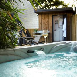 Sycamore Lodge with Hot Tub- Quirky & Romantic, hotel v destinácii Halstead