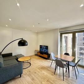 Stylish Apartment with Balcony & Views, hotel a Beckton