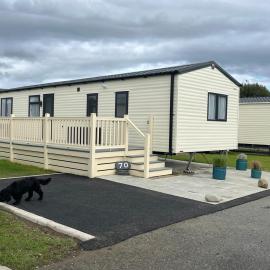 Visma Caravan, hotel in Llanddwywe