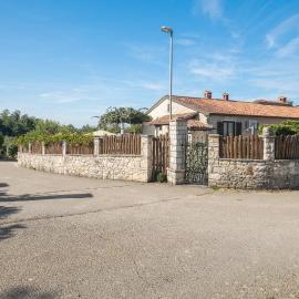 Holiday Home Puzari Vi, hotelli kohteessa Pićan