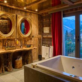Viesnīca Hotel Valle de Pineta - Las Suites pilsētā Bjelsa