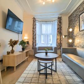 Bright 4BR Home Near Anfield & Free Parking, hotel v destinaci Liverpool