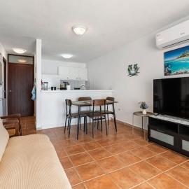 Adlin Beachfront Condo with amazing views, hotel Stella városában