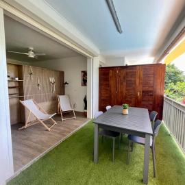 Ti Lodge Nature - milieu de villa - piscine partagée - location vacances Guadeloupe, hotel in Sainte-Anne