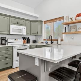 Near Zion Remodeled 2BR Sleeps 6 Game Garage