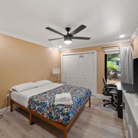 Luxury Queen Room in House, Walk to UM, Central Location, hotel in Miami