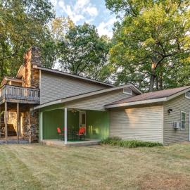 Dog-Friendly Kentucky Lake Home w/ Game Room!, hotel di Gilbertsville