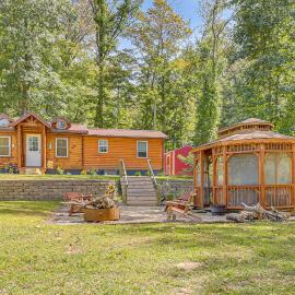 Charming Couples Cabin on 40 Acres in Zanesville, hotel in Zanesville