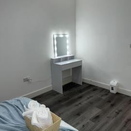 Ideal Heathrow Base 2BR 2BA Apt in Hounslow, hotelli kohteessa Hounslow