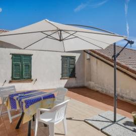 Gorgeous Apartment In Colli Di Ossegna With Wifi, hotel v destinácii Valletti