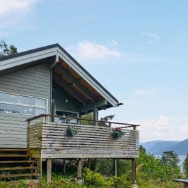 Gorgeous Home In Lavik With House Sea View, hotell i Lavik