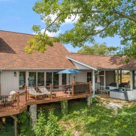 Relaxing Lakefront Retreat w/ Hot Tub & Dock: Piney Flats şehrinde bir otel
