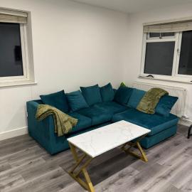 Spacious 3BR Stay Near Heathrow and Central London, hotel sa Hounslow