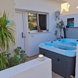ATLANTIS Penthouse Apartment with Jacuzzi plus Pool and Sea Views, hotel in Peyia