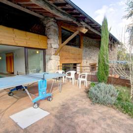 Gîte spacieux avec piscine privée et animaux admis à Saint-Priest-la-Prugne, Hotel in Saint-Priest-la-Prugne