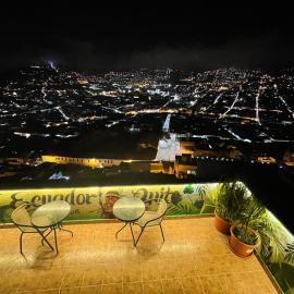 ITCHIMBIA GARDEN QUITO Suites Coloniales renovadas con vista a la Cordillera de los Andes de Quito