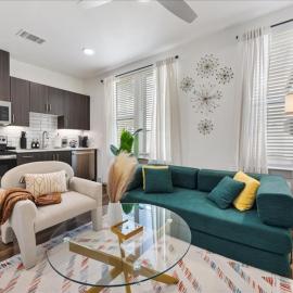 Peaceful Hideaway with Pool, Gym & EV charger, hotel in Addison