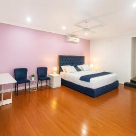 Private room with pool and ensuite, hotel in Campbelltown South