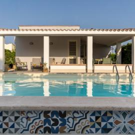 Villa Due Mari - Seaside retreat with private pool, hotel em Ognina