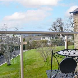 Kinneret Apartment, hotel in Silsden