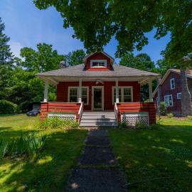 1920s Phoenicia Bungalow with Vintage Furnishings, Sauna, Fireplace, & Fenced Backyard, hotel in Phoenicia