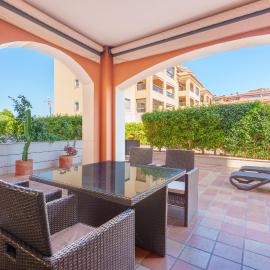 Hogar Brisa de las Marinas acogedor apartamento con amplia terraza y acceso directo a las piscinas-Comfortable apartment with spacious terrace and direct pool access, хотел в Дения