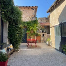Gîte De la Cour au Grenier 2 โรงแรมในโชวิญี