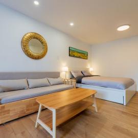Studio for 4 with Full Kitchen and Laundry near Metro