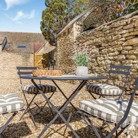 Cotswolds 2-bed cottage with garden, parking, central location, hotelli kohteessa Lechlade