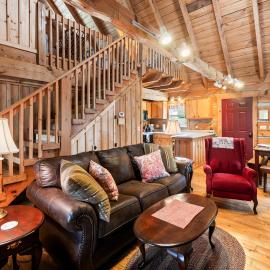 Romantic Cabin Getaway - King Bed - Fast Wi-Fi - Pet-Friendly, hotel in Meadows of Dan