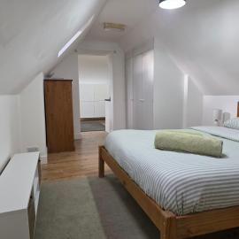 Private Flat and Large Ensuite Rooms Near University Town Centre & Hospital, хотел в Рединг