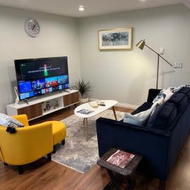 Beautiful Entire 2 Bedroom Suite, hotel in Nanaimo