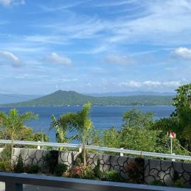 Overlooking Taal Lake and Nature Vibe Staycation, hotel in Kinalaglagan