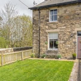 Charming country cottage at a Victorian Station, hotel in Alnwick