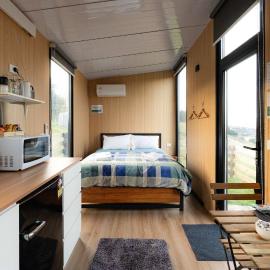 Bruce Farm Alpaca Cabin 3 by Tiny Away, hotel a Balclutha