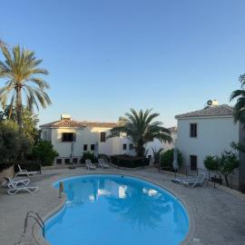 Tranquil Poolside apartment with stunning views, hotel in Mazotos