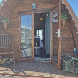 Cois Farraige Glamping Pod, hotel in Milltown Malbay