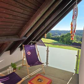 Schwarzwald-Oase mit Panoramabalkon - 3 Schlafzimmer - 6 Gäste – hotel w mieście Schömberg