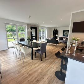 Wohnträume Große DHH aus 2024 - 160 m2- bis 7 Personen - 2 Bäder - sehr ruhig - nahe Zentrum, hotel i Neumünster