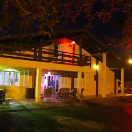 Casa morada da figueira, хотел в Гаропаба