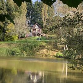 Chalet autonome avec étang pleine nature, hotel in Évette