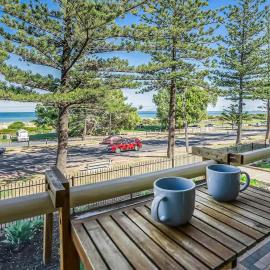 Beachfront self contained upstairs apartment, hotel i Semaphore