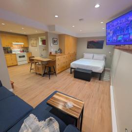 Fresh Studio Apartment in Central Rossland, ξενοδοχείο σε Rossland
