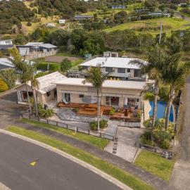 Family Tides Retreat - Whangapoua Holiday Home، فندق في كورومانديل تاون