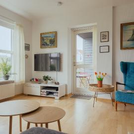 Cozy 2BR in Hoyvík - Family Friendly - Bright โรงแรมในHoyvík