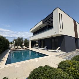 Villa Angelo 2020 with sauna, gym, heated pool, готель у місті Привлака