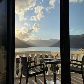 Fantastic sea view in Kotor, khách sạn ở Dobrota