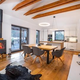 Modern Nature Retreat w Pool, PS5 & Hot Tube: Sázava şehrinde bir otel